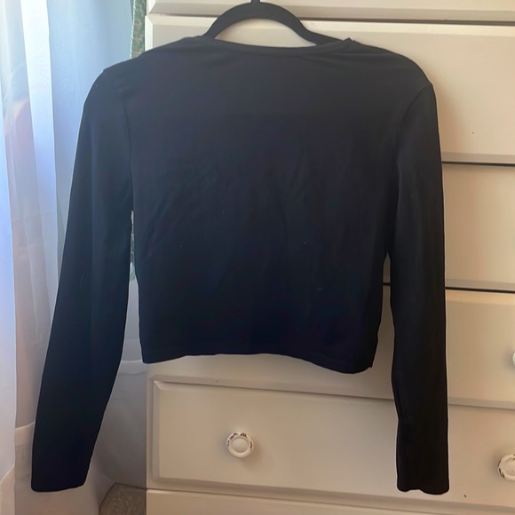 Medium sized black crop top - Picture 2 of 2